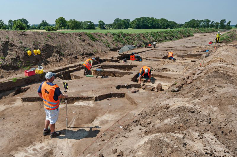 Das Foto zeigt die archäologische Ausgrabung eines Brandgräberfelds der älteren Eisenzeit bei Leps im Jahr 2018.