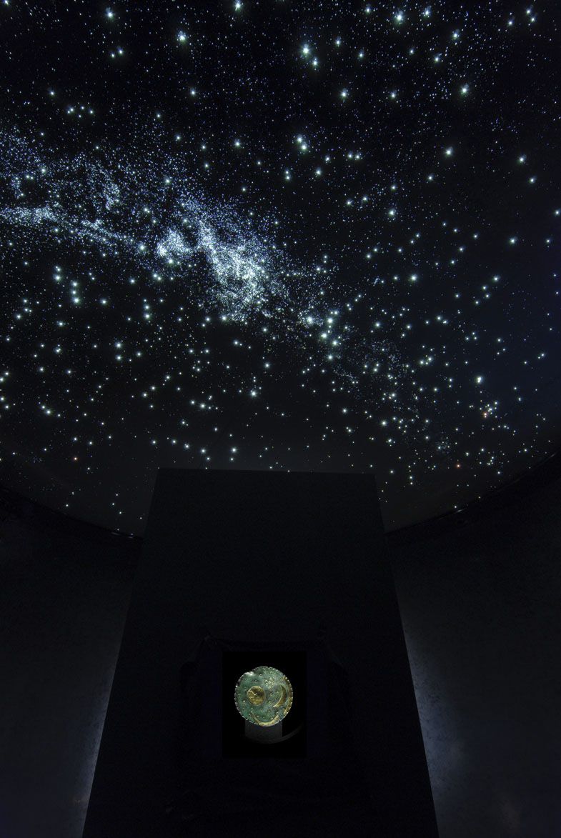 Dieses Foto zeigt die Präsentation der Himmelsscheibe von Nebra in der Dauerausstellung des Landesmuseums für Vorgeschichte in Halle (Saale).